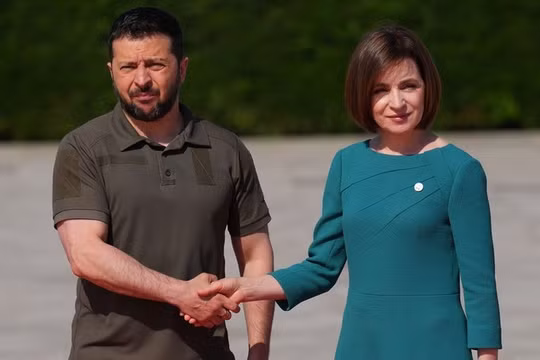 Tổng thống Moldova Maia Sandu (phải) và Tổng thống Ukraine Volodymyr Zelensky tại Chisinau, Moldova, ngày 1/6/2023. Ảnh: Getty.