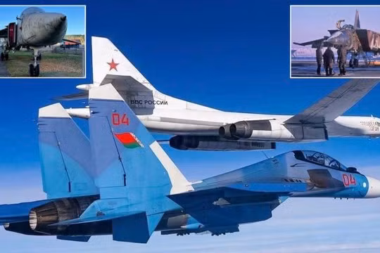 Su-30SM của Belarus hộ tống máy bay ném bom Tu-160 của Nga, cùng hình ảnh Su-24 và MiG-25BM (Ảnh: MW)