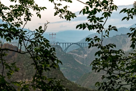 Bức ảnh được chụp vào ngày 6/7/2024 cho thấy toàn cảnh cầu Chenab, cầu vòm đường sắt cao nhất thế giới ở bang Jammu và Kashmir do Ấn Độ quản lý. Ảnh: AFP.