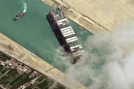 Tàu Ever Given tại kênh đào Suez ngày 29/3. Ảnh: AFP.