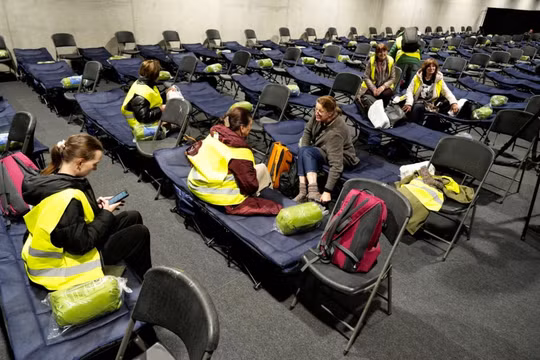 Các tình nguyện viên tại trung tâm sơ tán được dựng lên tại nhà thi đấu thể thao ở Kaunas, Litva. Ảnh: Reuters.