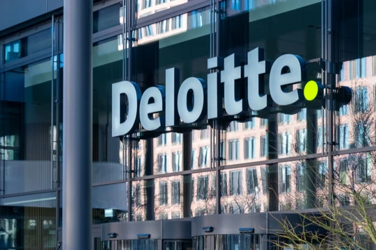 Deloitte sẽ phải hoàn trả 97.000 USD, đồng thời vướng vào cuộc tranh luận gay gắt về đạo đức nghề nghiệp và việc lạm dụng AI trong tư vấn chính sách công. Ảnh: Fortune.
