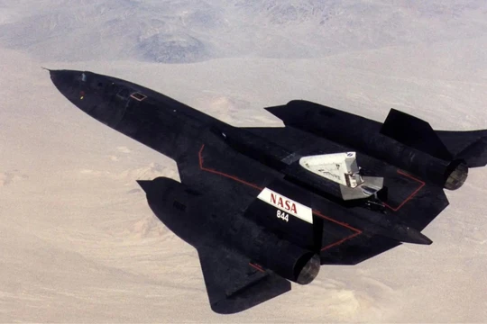 Một chiếc SR-71 của NASA đã hoàn thành thành công chuyến bay đầu tiên vào ngày 31/10/1997 trong khuôn khổ Thí nghiệm SR-71 Linear Aerospike (LASRE) của NASA/Rocketdyne/Lockheed Martin. Ảnh: IE.