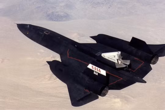 Một chiếc SR-71 của NASA đã hoàn thành thành công chuyến bay đầu tiên vào ngày 31/10/1997 trong khuôn khổ Thí nghiệm SR-71 Linear Aerospike (LASRE) của NASA/Rocketdyne/Lockheed Martin. Ảnh: IE.