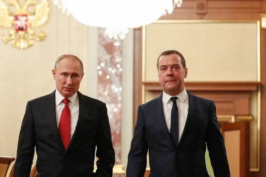 Tổng thống Nga Vladimir Putin và cựu Thủ tướng Dmitry Medvedev (Ảnh: RT)