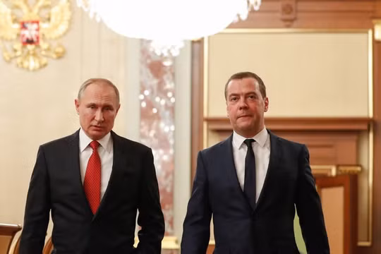 Tổng thống Nga Vladimir Putin và cựu Thủ tướng Dmitry Medvedev (Ảnh: RT)