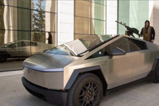 Lãnh đạo Chechnya Ramzan Kadyrov chụp ảnh trên chiếc Cybertruck của Tesla (Ảnh: Telegram)