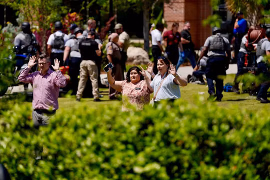 Người dân được hộ tống khỏi khuôn viên trường Đại học Florida State ở Tallahassee, bang Florida, sau vụ xả súng trưa ngày 17/4. Ảnh: Reuters.