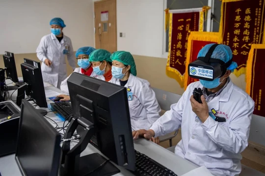 Một nữ bệnh nhân mắc COVID-19 ở Trung Quốc phục hồi nhanh chóng sau khi được điều trị bằng liệu pháp tế bào gốc (Ảnh: Tân Hoa Xã)