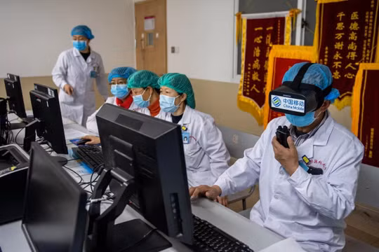 Một nữ bệnh nhân mắc COVID-19 ở Trung Quốc phục hồi nhanh chóng sau khi được điều trị bằng liệu pháp tế bào gốc (Ảnh: Tân Hoa Xã)