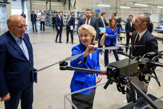 Chủ tịch Ủy ban Châu Âu Ursula von der Leyen (giữa) đang xem một chiếc UAV trong chuyến thăm công ty công nghệ quốc phòng Origin Robotics tại Marupe, Latvia vào ngày 29/8. Ảnh: AFP.