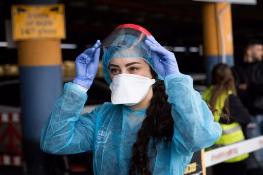 Nhân viên Trung tâm Y tế Shaare Zedek Medical (Jerusalem) mang đồ phòng hộ chuẩn bị khám cho một phụ nữ Trung Quốc nghi nhiễm virus corona (Ảnh: Israel21c)