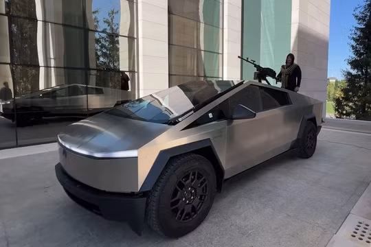 Đoạn phim được công bố trên tài khoản Telegram chính thức của lãnh đạo Chechnya Ramzan Kadyrov cho thấy ông đứng trên chiếc Cybertruck gắn súng máy ở Grozny, Chechnya (Ảnh: AFP)