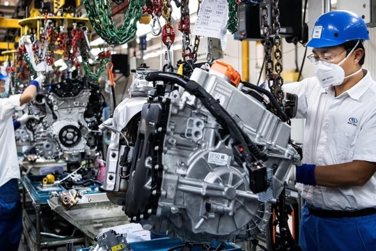 Nhiều hãng sản xuất xe hơi quan ngại về những rủi ro trong chuỗi cung ứng bộ phận ở Trung Quốc (Ảnh: Reuters)