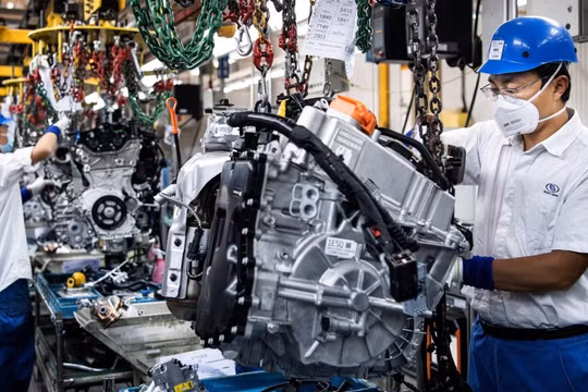 Nhiều hãng sản xuất xe hơi quan ngại về những rủi ro trong chuỗi cung ứng bộ phận ở Trung Quốc (Ảnh: Reuters)