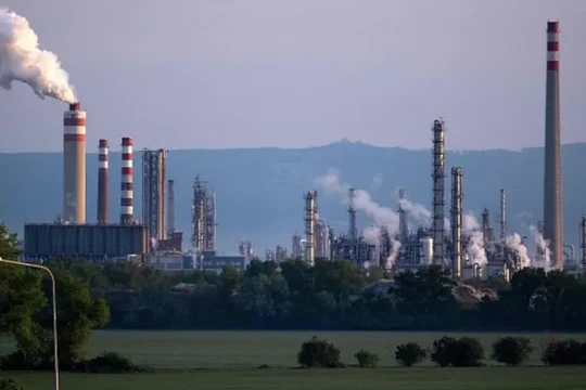 Nhà máy lọc dầu lớn nhất Slovakia Slovnaft ở Bratislava, Slovakia (Ảnh: Getty)