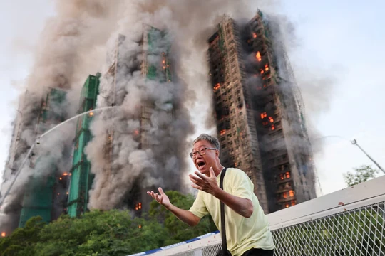 Ông Wong, 71 tuổi, phản ứng đau đớn khi biết vợ ông bị mắc kẹt bên trong Tòa nhà Vương Phúc trong một vụ hỏa hoạn lớn ở Tai Po, Hong Kong, Trung Quốc. Ảnh: Reuters.