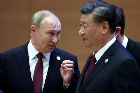 Tổng thống Nga Vladimir Putin nói chuyện với Chủ tịch Trung Quốc Tập Cận Bình trước cuộc họp mở rộng của các nguyên thủ quốc gia thành viên Hội nghị thượng đỉnh Tổ chức Hợp tác Thượng Hải (SCO) tại Samarkand, Uzbekistan ngày 16/9/2022. Ảnh: Reuters.