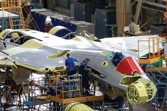Hoạt động sản xuất Su-57 tại Nhà máy máy bay Komsomolsk on Amur. Ảnh: MW.