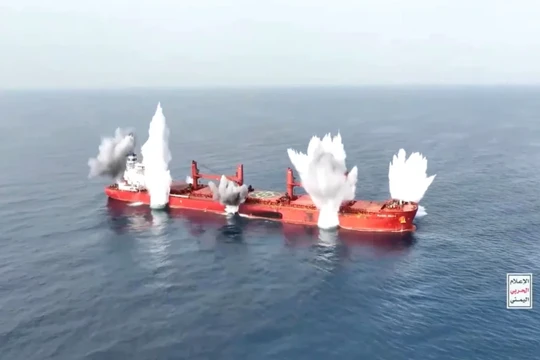 Những cột khói bốc lên từ tàu MV Magic Seas treo cờ Liberia do Hy Lạp vận hành. Ảnh chụp màn hình này được trích từ video công bố ngày 8/7. Ảnh: Reuters.