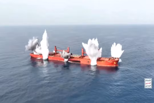 Những cột khói bốc lên từ tàu MV Magic Seas treo cờ Liberia do Hy Lạp vận hành. Ảnh chụp màn hình này được trích từ video công bố ngày 8/7. Ảnh: Reuters.