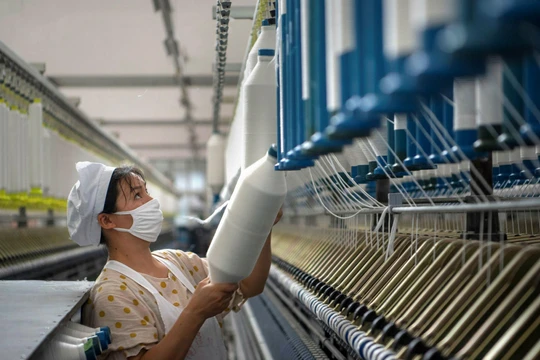 Hoạt động sản xuất của Trung Quốc đang diễn ra với nhịp độ nhanh nhất từ trước đến nay (Ảnh: FT)