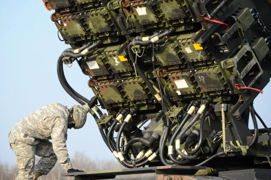 Một binh sĩ Mỹ đang kiểm tra một khẩu đội tên lửa phòng thủ Patriot trong cuộc tập trận chung tại căn cứ quân sự ở Sochaczew, Ba Lan 21/3/2015. Ảnh: Reuters.