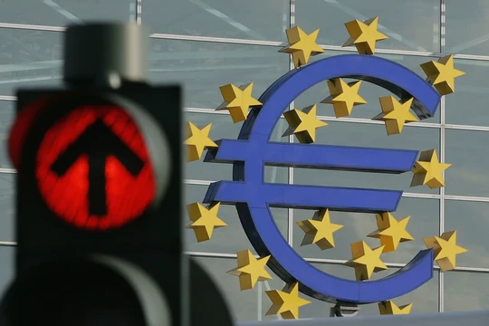 Nền kinh tế eurozone trượt vào suy thoái do 2 mắt xích yếu là Đức và Ireland (Ảnh: Politico)