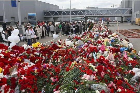 Người dân đặt hoa tại đài tưởng niệm tạm thời dành riêng cho các nạn nhân của vụ tấn công khủng bố gần Moscow (Ảnh: Sputnik)
