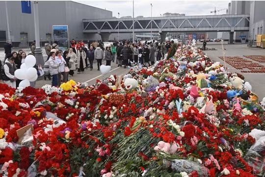 Người dân đặt hoa tại đài tưởng niệm tạm thời dành riêng cho các nạn nhân của vụ tấn công khủng bố gần Moscow (Ảnh: Sputnik)