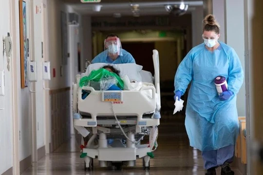 Theo WHO, không nên có những thay đổi lớn về chiến lược chống dịch chỉ dựa vào những dữ liệu ban đầu (Ảnh minh họa: NBC).