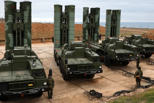 Bệ phóng tên lửa thuộc hệ thống S-400 của Nga. Ảnh: MW.