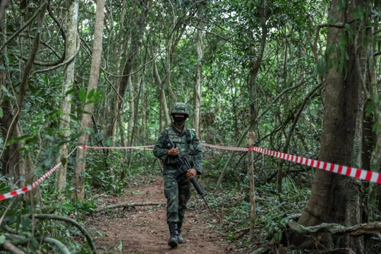 Quân nhân Thái Lan đi bộ gần biên giới Thái Lan-Campuchia tại khu vực Chong Chub Ta Mok, tỉnh Surin, Thái Lan, ngày 20/8. Ảnh: Reuters.
