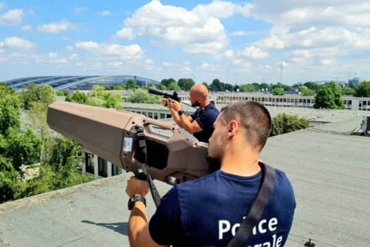 Ảnh chụp màn hình từ trang web chính thức của cảnh sát Bỉ cho thấy các thành viên của đơn vị chống máy bay không người lái. Ảnh: police.be.