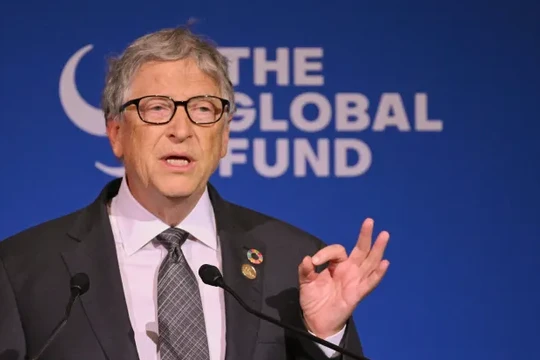 Tỉ phú Bill Gates, CEO của Microsoft, kể về bài học mà ông học được từ Warren Buffett (Ảnh: CNBC)
