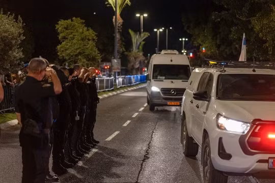 Các sĩ quan Israel bày tỏ lòng kính trọng khi thi thể của 4 con tin được đưa đến từ Gaza. Ảnh: Getty.