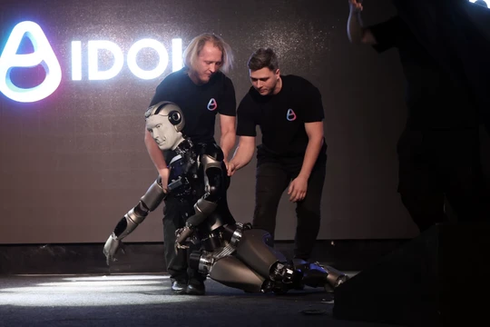 Robot hình người đầu tiên của Nga được hỗ trợ bởi AI đã vấp ngã trên sân khấu trong buổi ra mắt tại Moscow vào tháng trước, rơi xuống đất theo tư thế sấp mặt. Ảnh: WSJ.