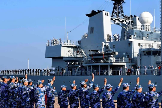 Một chiến hạm Trung Quốc ở Thanh Đảo (Ảnh: Reuters)