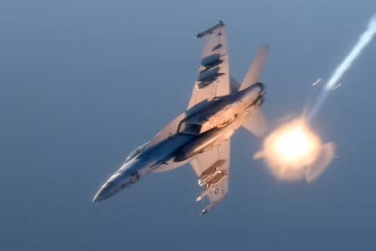 Một chiếc F/A-18 Super Hornet của Hải quân Mỹ bay qua Biển Đỏ trong hoạt động thường lệ vào tháng 1. Ảnh: Không quân Mỹ.