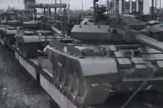 Xe tăng T-62M được vận chuyển bằng đường sắt. Ảnh: MW.