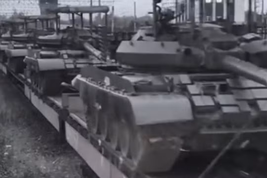 Xe tăng T-62M được vận chuyển bằng đường sắt. Ảnh: MW.