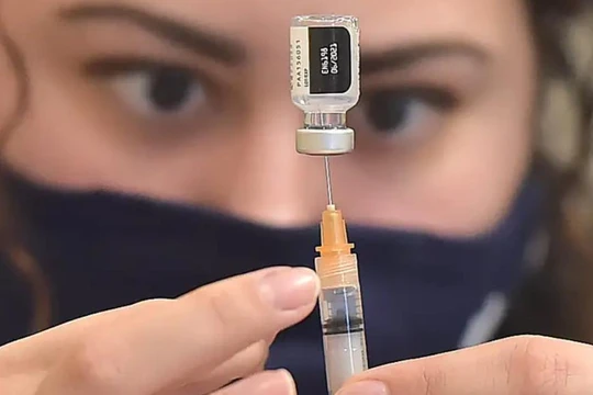 Vaccine COVID-19 của Pfizer đã được FDA cấp phép đầy đủ (Ảnh: Business Insider)