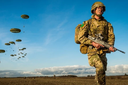 Trung đoàn nhảy dù của Quân đội Anh tập trận tại Estonia. Ảnh: MW.