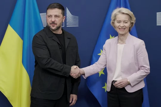 Chủ tịch Ủy ban Châu Âu Ursula von der Leyen bắt tay Tổng thống Ukraine Volodymyr Zelensky tại Brussels, Bỉ, nơi ông tham dự cuộc họp của các nhà lãnh đạo Châu Âu, ngày 17/8. Ảnh: Reuters.
