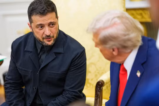 Tổng thống Ukraine Volodymyr Zelensky đã trao cho Tổng thống Mỹ Donald Trump một bức thư do vợ ông là Olena Zelenska viết cho Đệ nhất phu nhân Mỹ Melania. Ảnh: EPA.