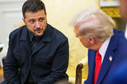 Tổng thống Ukraine Volodymyr Zelensky đã trao cho Tổng thống Mỹ Donald Trump một bức thư do vợ ông là Olena Zelenska viết cho Đệ nhất phu nhân Mỹ Melania. Ảnh: EPA.