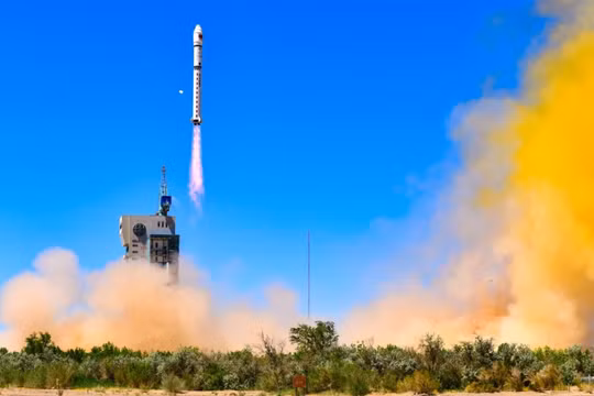 Trung Quốc phóng tên lửa đẩy Trường Chinh-2D đưa chòm sao vệ tinh điện toán không gian vào vũ trụ ngày 14/5. Ảnh: Xinhua.