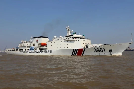 Luật hải cảnh của Trung Quốc cho phép lực lượng Hải cảnh nước này nổ súng vào tàu nước ngoài (Ảnh: SCMP)