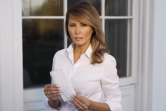 Đệ nhất phu nhân Mỹ Melania Trump trong bức ảnh khuyến khích đeo khẩu trang chống COVID-19 (Ảnh: CNN)