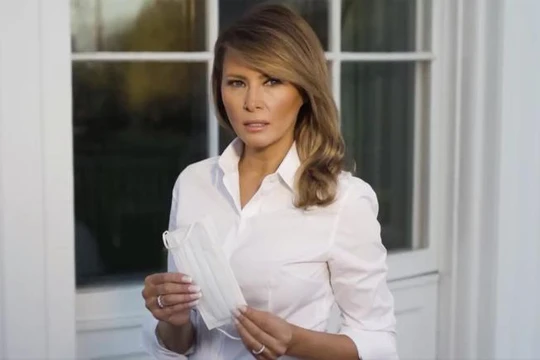Đệ nhất phu nhân Mỹ Melania Trump trong bức ảnh khuyến khích đeo khẩu trang chống COVID-19 (Ảnh: CNN)